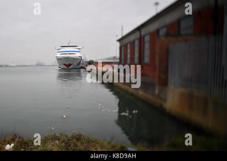 Il rosso lipsticked Aida Cara nave da crociera nel Porto a Southampton docks Foto Stock