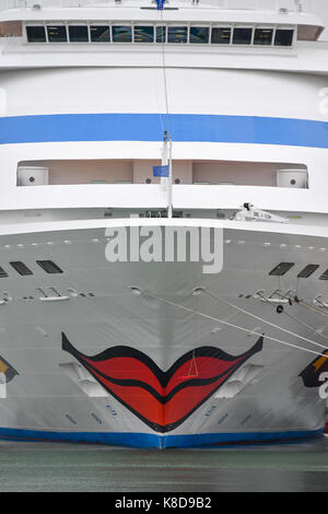 Il rosso lipsticked Aida Cara nave da crociera nel Porto a Southampton docks Foto Stock