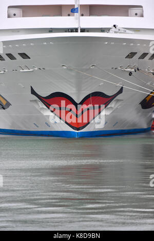 Il rosso lipsticked Aida Cara nave da crociera nel Porto a Southampton docks Foto Stock