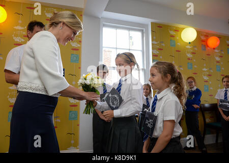 La Contessa di Wessex è dato fiori da st. maria della cattolica gli allievi della scuola primaria di ava-rose robb, 8 (centro) ed Evie chapman, 8 (a destra) durante la sua visita all'Harbour lights pesce e ristorante di chip in falmouth dove Lei sta cercando a un workshop di sostenibilità per gli alunni delle scuole da st. Mary's scuola elementare cattolica ed è scoprimento di una lapide. Foto Stock