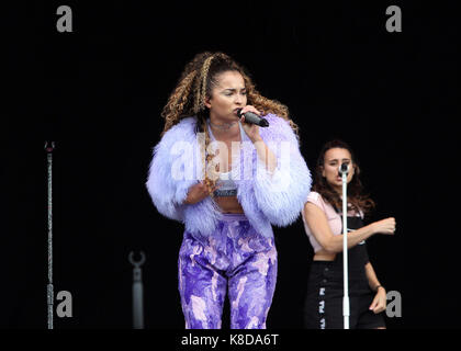 Immagini dal giorno uno del v festival a Hylands Park a Chelmsford in Inghilterra sabato 19 agosto 2017 (foto di Ian bines/wenn) dotata di: ella eyre dove: essex, Regno Unito quando: 19 ago 2017 credit: wenn.com Foto Stock