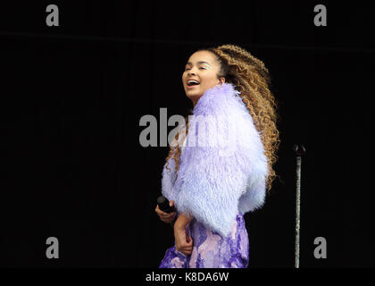 Immagini dal giorno uno del v festival a Hylands Park a Chelmsford in Inghilterra sabato 19 agosto 2017 (foto di Ian bines/wenn) dotata di: ella eyre dove: essex, Regno Unito quando: 19 ago 2017 credit: wenn.com Foto Stock