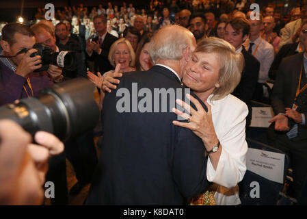 I liberali democratici leader sir vince il cavo è congratulato da sua moglie Rachel dopo il suo discorso al suo partito della conferenza annuale presso il centro internazionale di Bournemouth. Foto Stock