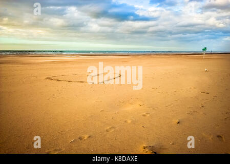 Cuore disegnato di sabbia, Malo Les Bains spiaggia Dunkirk Francia Foto Stock