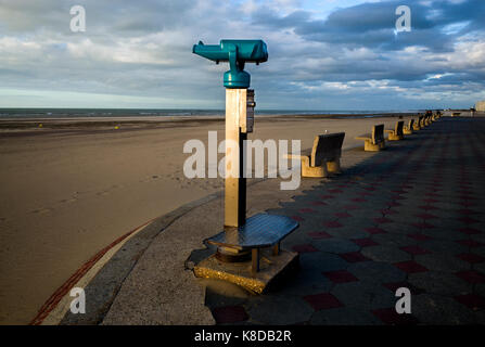 Binocolo con cannocchiale pubblico sul mare che si affaccia sull'Atlantic Dunkirk Malo Les Bains spiaggia Foto Stock