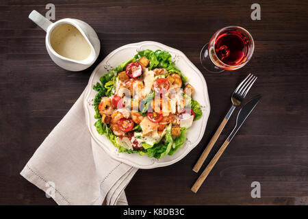 Gamberetti insalata caesar con pomodorini e vino rosato Foto Stock