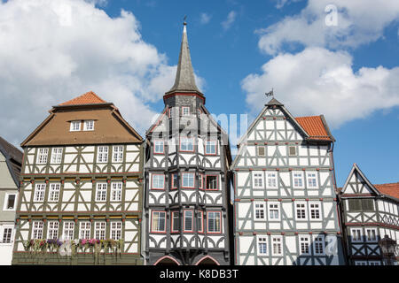 Metà storiche case con travi di legno con cielo blu e nuvole nella piccola città tedesca di fritzlar Foto Stock