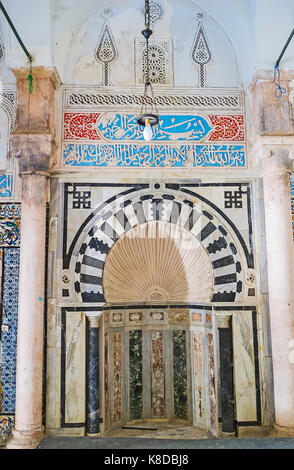 Tunisi, Tunisia - 2 settembre 2015: la pietra scolpita mihrab nella moschea di bir lahjar madrasa, decorata con motivi islamico e arabo calligrafico ho Foto Stock