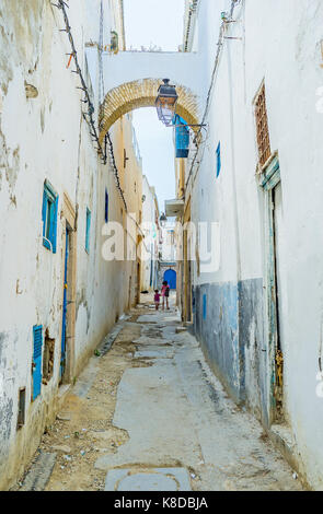 Tunisi, Tunisia - 2 settembre 2015: medina ha shabby alloggiamento, strette strade caotiche, strade sporche e molti luoghi di interesse turistico, su ECCETTO PONTI Foto Stock