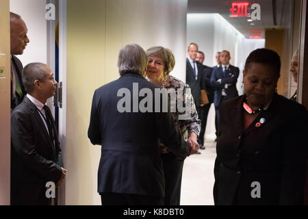 Il primo ministro Theresa Maggio è salutato dal segretario generale delle Nazioni Unite Antonio Guterres come lei arriva all'assemblea generale delle Nazioni Unite a New york, Stati Uniti d'America. Foto Stock