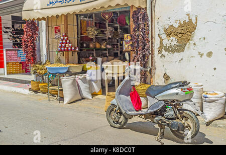 Monastir, Tunisia - agosto 29, 2015: la piccola cibo stallo del souk locale (bazaar) con spezie, frutta e altri prodotti, il 29 agosto a Monastir. Foto Stock