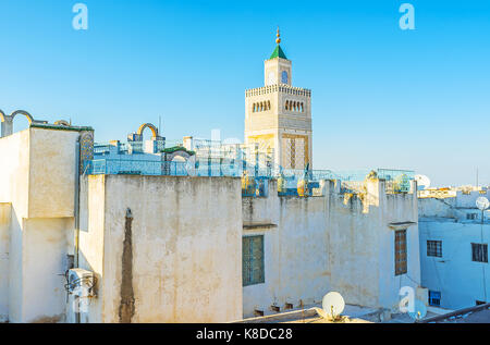 La densa edifici nella medina di Tunisi guardare grande dalla parte superiore, i loro tetti sono punti di vista perfetta, che si affaccia sulla città, Tunisia. Foto Stock