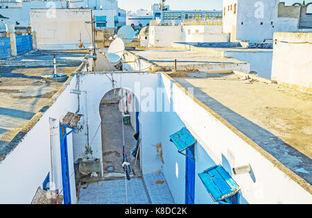 I tetti di Tunisi sono aperti per chi ama trovare qualcosa di interessante e di nuovo nella vecchia medina, Tunisia. Foto Stock