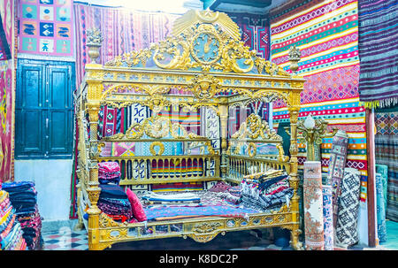 Tunisi, Tunisia - agosto 30, 2015: la old rug store nella medina case in palazzo storico con medievale conservata in letto matrimoniale con baldacchino, che serve come il showc Foto Stock