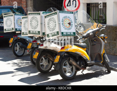 A Belgrado, in Serbia - giugno 11, 2017: scooter con consegna del cibo, scatole per pizza botako home servizio di consegna, parcheggiato su una strada di città Foto Stock
