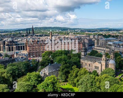 Vista della chiesa parrocchiale di st cuthbert, e la città di Edimburgo, dal castello di Edimburgo, castle rock, città vecchia, Edimburgo, Scozia Foto Stock