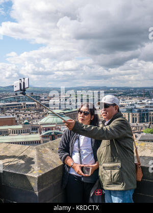 I turisti di prendere foto con auto-stick Sui merli del castello di Edimburgo, città vecchia, Edimburgo, Scozia Foto Stock