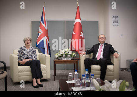 Il primo ministro Theresa Maggio con il presidente turco Recep Tayyip Erdogan presso la sede delle Nazioni Unite a New York, USA, dove hanno tenuto un incontro bilaterale durante l'assemblea generale di quest'anno. Foto Stock