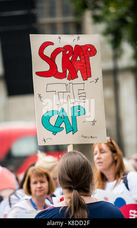 I rottami il cappuccio protesta - migliaia di infermieri si riuniranno presso la piazza del Parlamento a Londra, alla campagna contro il governo il 1% le retribuzioni del settore pubblico cap. Foto Stock