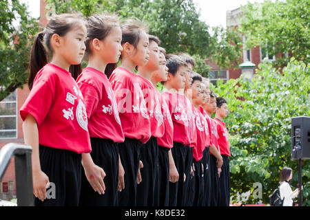 Noi Accademia di Wushu gli studenti di eseguire un maestro di kung fu in un evento pubblico - Washington DC, Stati Uniti d'America Foto Stock