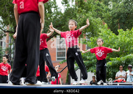 Noi Accademia di Wushu gli studenti di eseguire un maestro di kung fu in un evento pubblico - Washington DC, Stati Uniti d'America Foto Stock