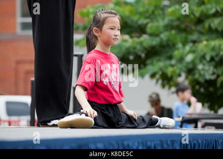 Noi Accademia di Wushu gli studenti di eseguire un maestro di kung fu in un evento pubblico - Washington DC, Stati Uniti d'America Foto Stock