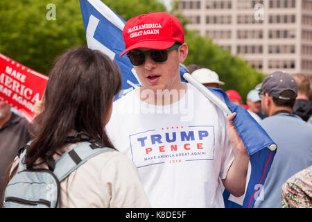 Giovane uomo caucasico indossando rendere l'America grande cappello nuovamente a un pro-Trump rally - Washington DC, Stati Uniti d'America Foto Stock