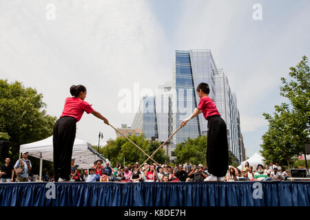 Noi Accademia di Wushu gli studenti di eseguire un maestro di kung fu in un evento pubblico - Washington DC, Stati Uniti d'America Foto Stock