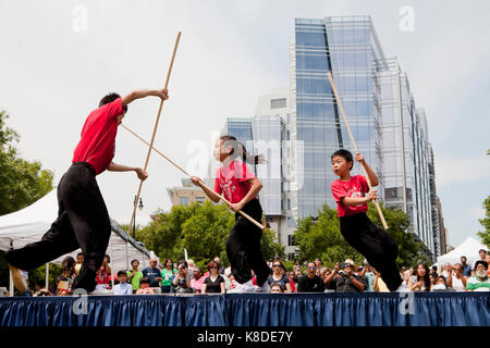 Noi Accademia di Wushu gli studenti di eseguire un maestro di kung fu in un evento pubblico - Washington DC, Stati Uniti d'America Foto Stock