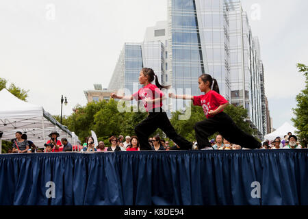 Noi Accademia di Wushu gli studenti di eseguire un maestro di kung fu in un evento pubblico - Washington DC, Stati Uniti d'America Foto Stock