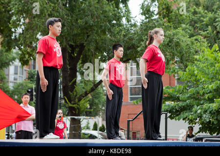 Noi Accademia di Wushu gli studenti di eseguire un maestro di kung fu in un evento pubblico - Washington DC, Stati Uniti d'America Foto Stock