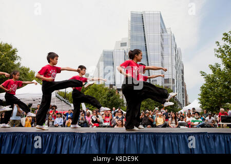 Noi Accademia di Wushu gli studenti di eseguire un maestro di kung fu in un evento pubblico - Washington DC, Stati Uniti d'America Foto Stock