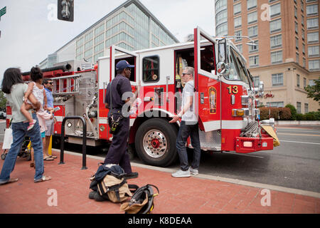 Vigile del fuoco che mostra pubblici antincendio carrello motore - Washington DC, Stati Uniti d'America Foto Stock