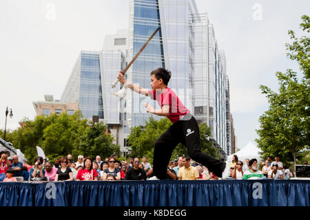 Noi Accademia di Wushu gli studenti di eseguire un maestro di kung fu in un evento pubblico - Washington DC, Stati Uniti d'America Foto Stock