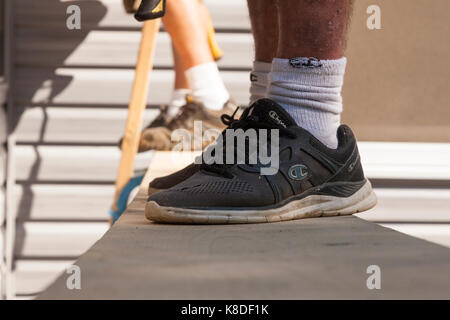 Due lavoratori edili in piedi su una impalcatura temporanea senza gli stivali di sicurezza in Ontario, Canada. Foto Stock