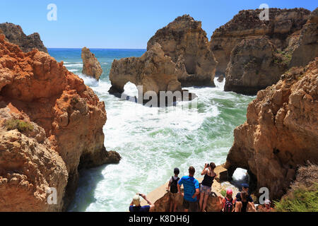 Lagos, Portogallo - Luglio 04, 2017: turisti godendo la vista dell'oceano atlantico litorale ponta da punto piedale, algarve, portogallo. Foto Stock