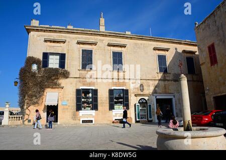Piccola fontana di pietra e negozi in Bastion Square, Mdina, Malta, l'Europa. Foto Stock