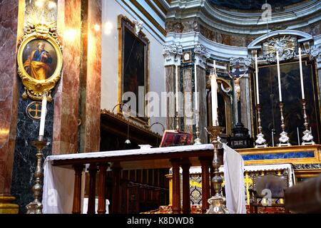 Elaborare altare dentro la cattedrale di St Paul noto anche come Cattedrale Mdina, Mdina, Malta, l'Europa. Foto Stock