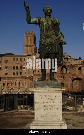 Traiano (53-117 d). imperatore romano. contemporaneo statua in bronzo. Fori Imperiali. via dei Fori imperiali street. Roma. L'Italia. Foto Stock