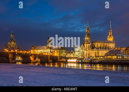 Dresda, Augustusbr?cke e terrazza con la Chiesa di nostra Signora, giorno di stato, Georgenbau e la cattedrale, Augustusbrücke und Terrassenufer mit Frauenkir Foto Stock