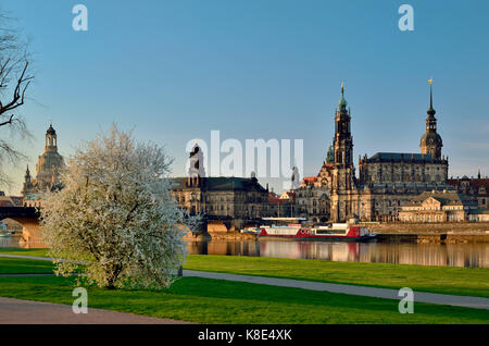 Dresda, terrazza sulla riva del nuovo re, Terrassenufer in der Ansicht vom Neustaedter Königsufer Foto Stock