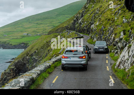 Irlanda, traffico in arrivo sulla K?stenstrasse della penisola Dingle, Irland, Gegenverkehr auf der Küstenstrasse der Halbinsel Dingle Foto Stock