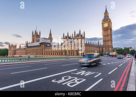 Londra taxi sul Westminster Bridge, Palazzo di Westminster, la casa del parlamento, il Big Ben, City of Westminster, Londra, Inghilterra Foto Stock