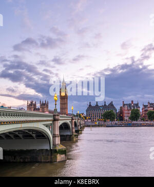 Westminster Bridge con il Tamigi e il Palazzo di Westminster, la casa del parlamento, il Big Ben, crepuscolo, City of Westminster, Londra, Inghilterra Foto Stock