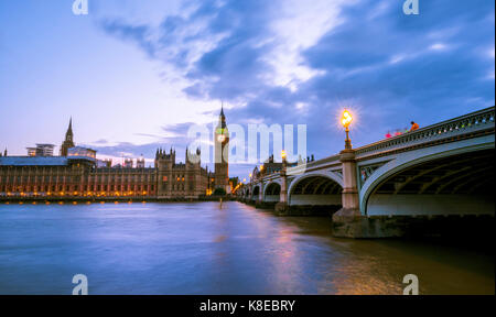 Westminster Bridge con il Tamigi e il Palazzo di Westminster, la Casa del Parlamento, il Big Ben, crepuscolo, City of Westminster, Londra, Inghilterra Foto Stock