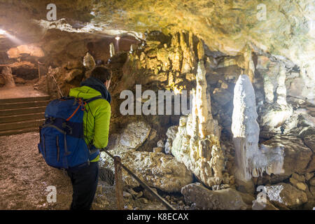 Turismo a Nebola Caverna, stalagmiti e stalattiti, Sonnenbühl, Baden-Württemberg, Germania Foto Stock