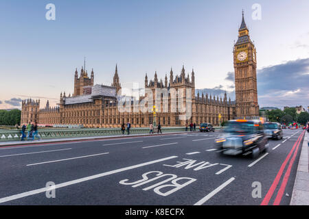 Londra taxi sul Westminster Bridge, Palazzo di Westminster, la casa del parlamento, il Big Ben, City of Westminster, Londra, Inghilterra Foto Stock