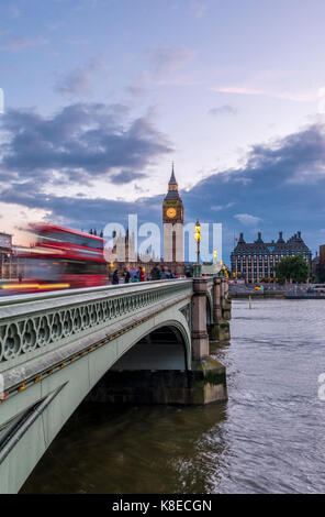 Double Decker bus sul Westminster Bridge, il Palazzo di Westminster, la casa del parlamento, il Big Ben, City of Westminster, Londra, Inghilterra Foto Stock