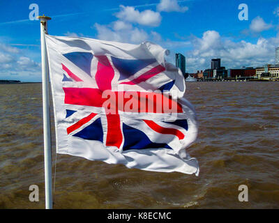 Unione battenti bandiera sul Mersey ferry, Liverpool Foto Stock