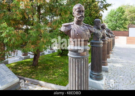 Mosca, Russia - 16 settembre 2017: monumento su vicolo dei sovrani della Russia al cortile del museo della forma militare dell'esercito russo histori Foto Stock